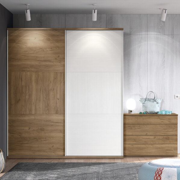 Armario en madera con puertas correderas